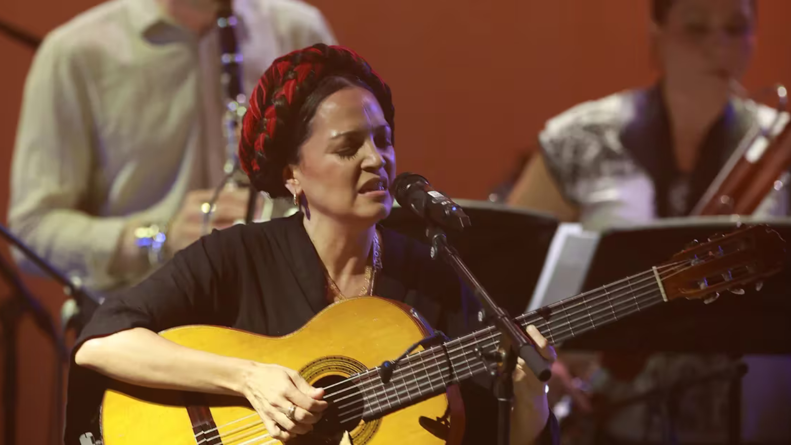 Natalia Lafourcade saca a bailar a los géneros latinos en la Riviera Maya