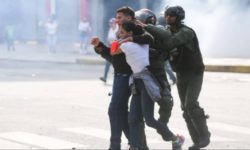 La agencia EFE constató que uniformados dispararon gases lacrimógenos y perdigones contra los manifestantes | Foto: EFE