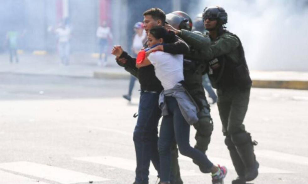 La agencia EFE constató que uniformados dispararon gases lacrimógenos y perdigones contra los manifestantes | Foto: EFE