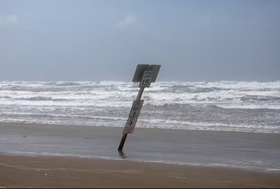 Un cartel inclinado por el viento huracanado en la paya Surfside Beach, de Texas (REUTERS/Adrees Latif)