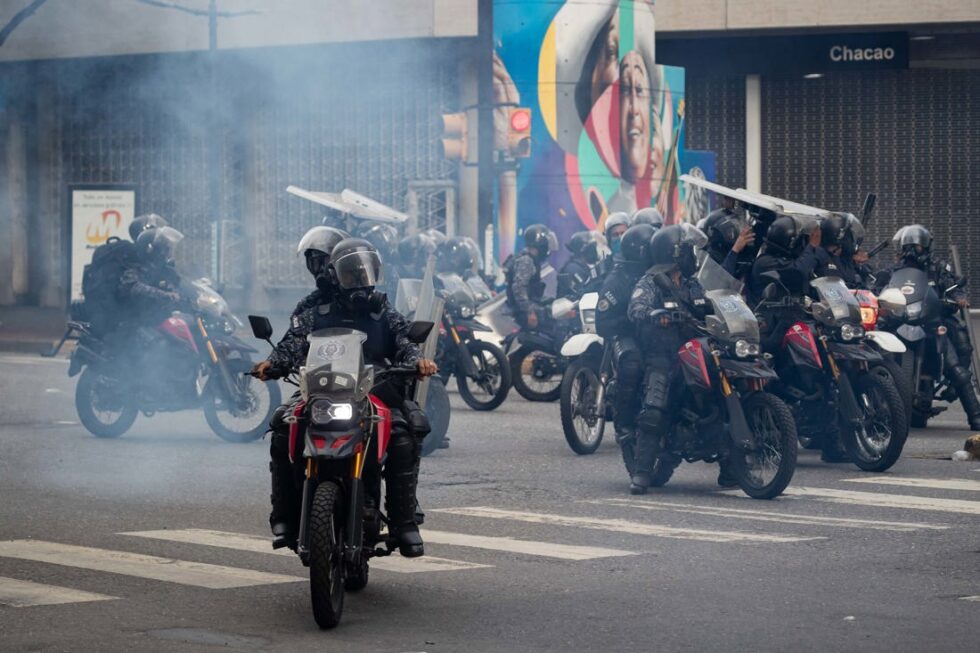 AME6376. CARACAS (VENEZUELA), 29/07/2024.- Integrantes de la Policía Nacional Bolivariana (PNB) enfrentan a manifestantes opositores este lunes, durante una protesta contra de los resultados de las elecciones presidenciales, en Caracas (Venezuela). EFE/ Ronald Peña R.