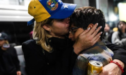 Una mujer abraza y besa a su hijo tras saber los resultados. REUTERS/Toya Sarno Jordan