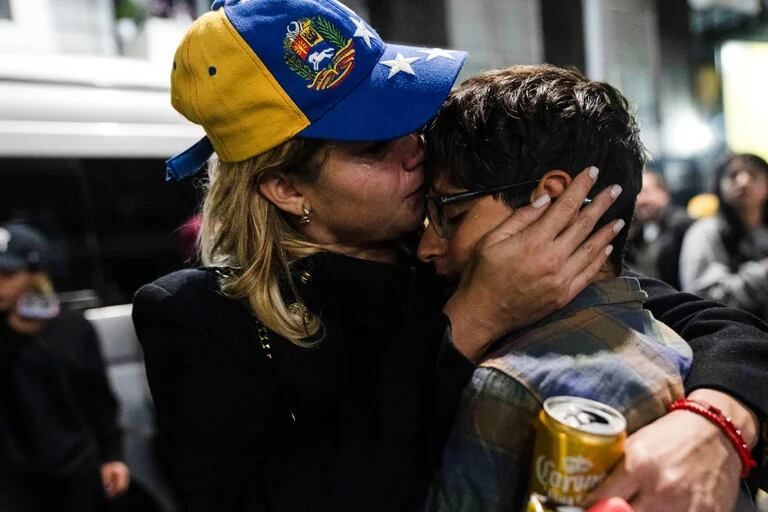 Una mujer abraza y besa a su hijo tras saber los resultados. REUTERS/Toya Sarno Jordan