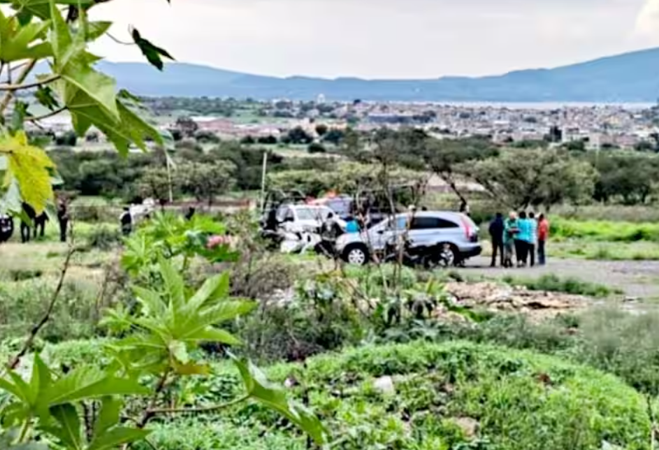 Cuatro hombres, una mujer y un menor de edad fueron secuestrados y horas después localizados sin vida en una zona de terracería del municipio de Yuriria, en Guanajuato, limítrofe con Michoacán.(Agencia Reforma)