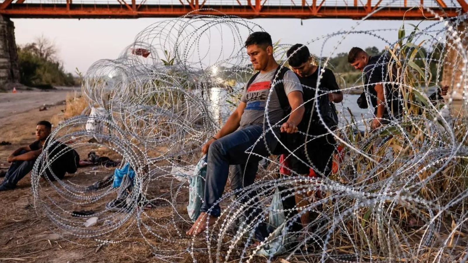 Abbott amplía el alambre de púas en la frontera