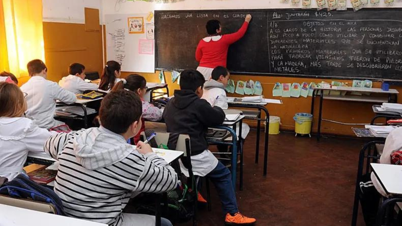 Autoridades escolares toman medidas al iniciar clases en medio de ola de calor