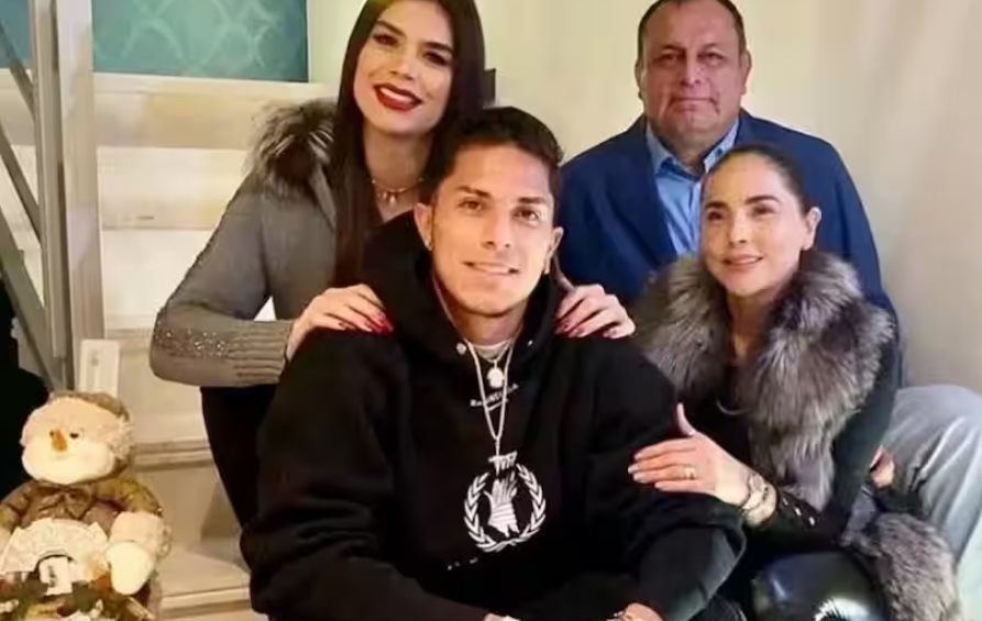 Carlos Salcedo y su familia, quienes están en medio de una investigación judicial por el homicidio de Martha Paola, hermana del futbolista.(Agencia Reforma)