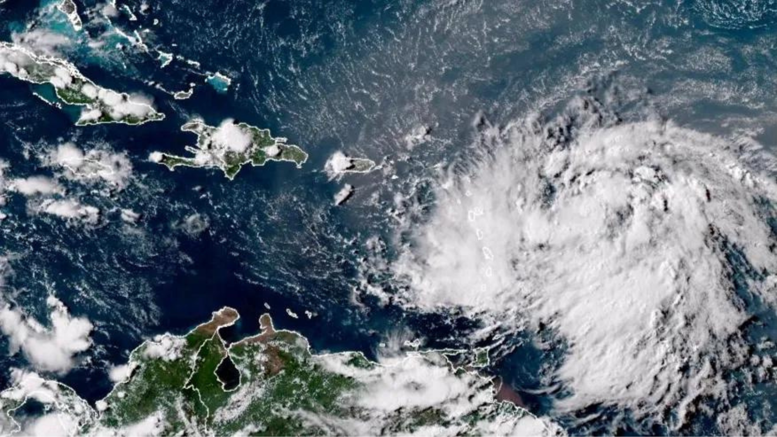 Cierran escuelas, universidades y tribunales en Puerto Rico por la tormenta Ernesto