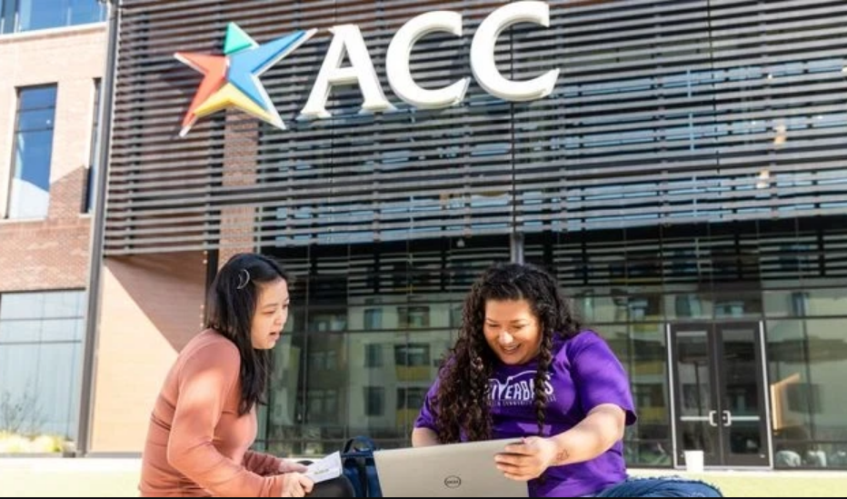 Los estudiantes de Austin Community College posan en varios lugares alrededor del campus de Highland el viernes 25 de marzo de 2022 (Crédito:Colegio Comunitario de Austin)