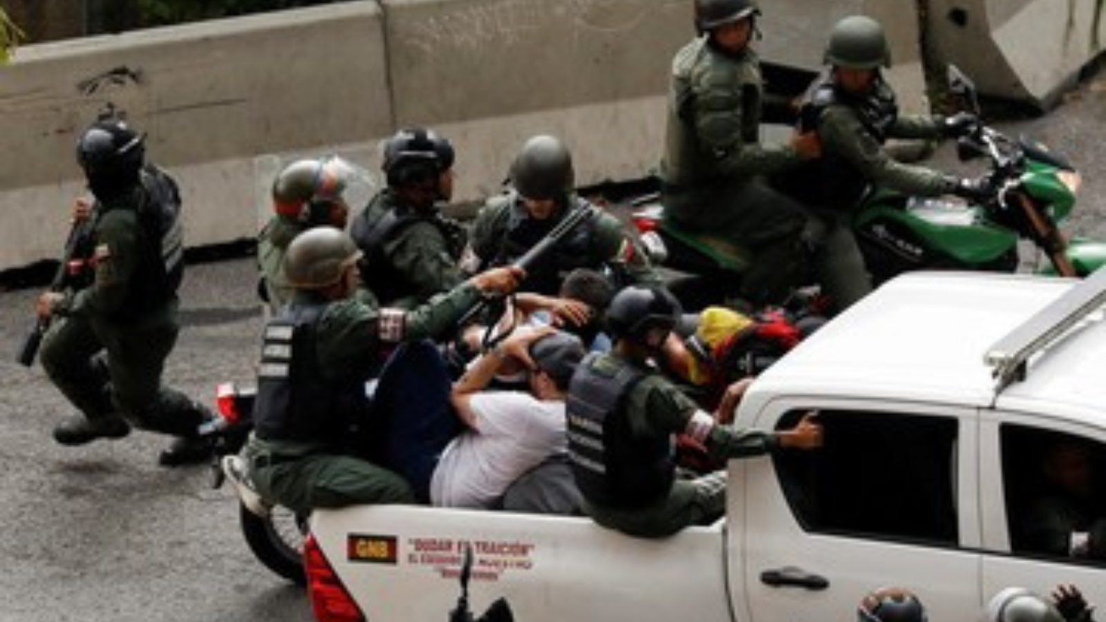 Maduro ordena encerrar en dos cárceles a detenidos en protestas contra resultado electoral