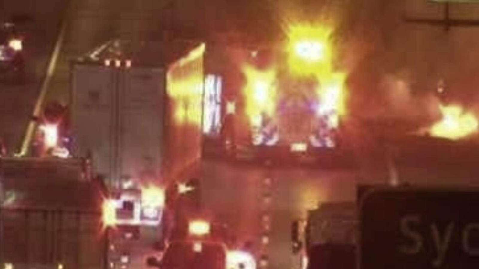 Policía muere atropellado en la I-35 de Fort Worth mientras atendía incendio