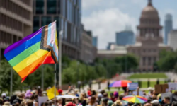 Una bandera del Orgullo se ve sostenida en alto por una multitud durante los preparativos para una Marcha Queer hacia el Capitolio del Estado de Texas el 15 de abril de 2023 en Austin, Texas. (Foto de Brandon Bell/Getty Images)