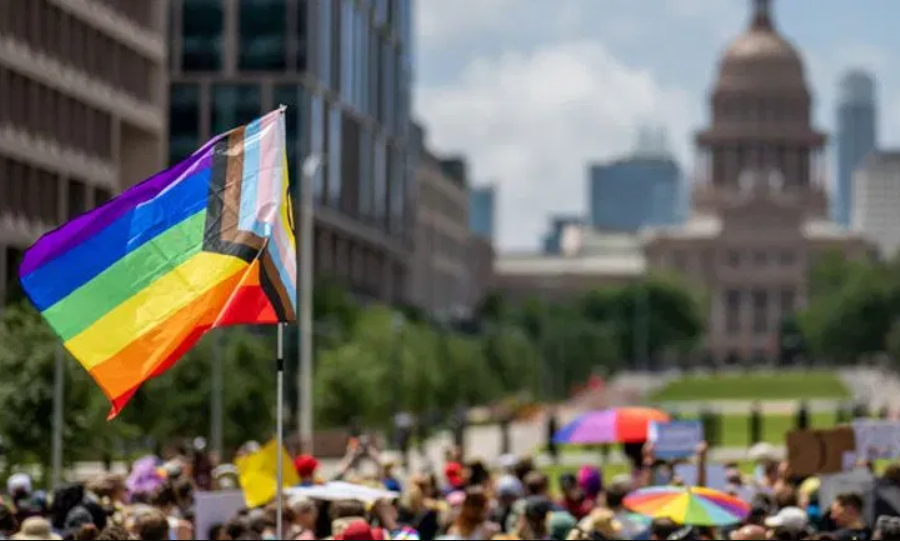 Una bandera del Orgullo se ve sostenida en alto por una multitud durante los preparativos para una Marcha Queer hacia el Capitolio del Estado de Texas el 15 de abril de 2023 en Austin, Texas. (Foto de Brandon Bell/Getty Images)