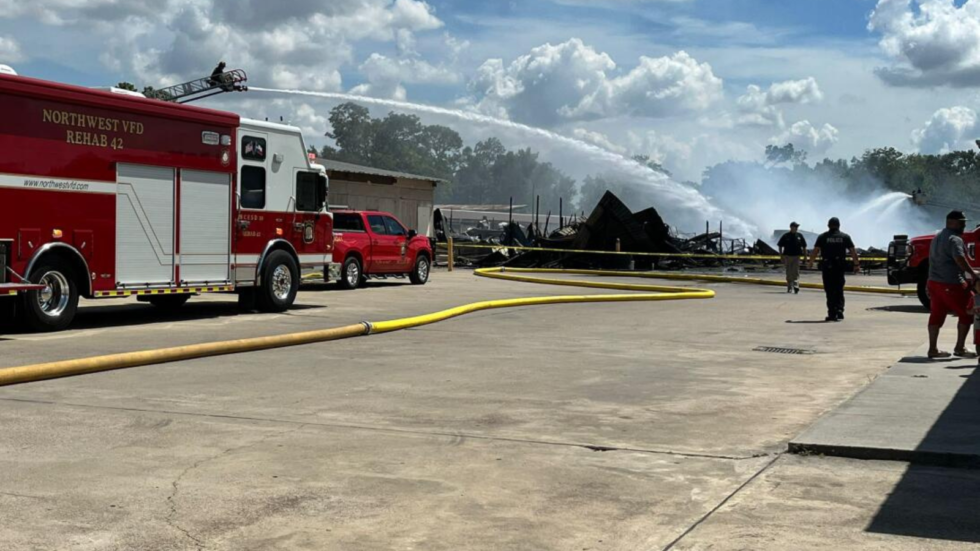 Reportan tres bomberos heridos durante el incendio en el mercado de pulgas Tía Pancha #2