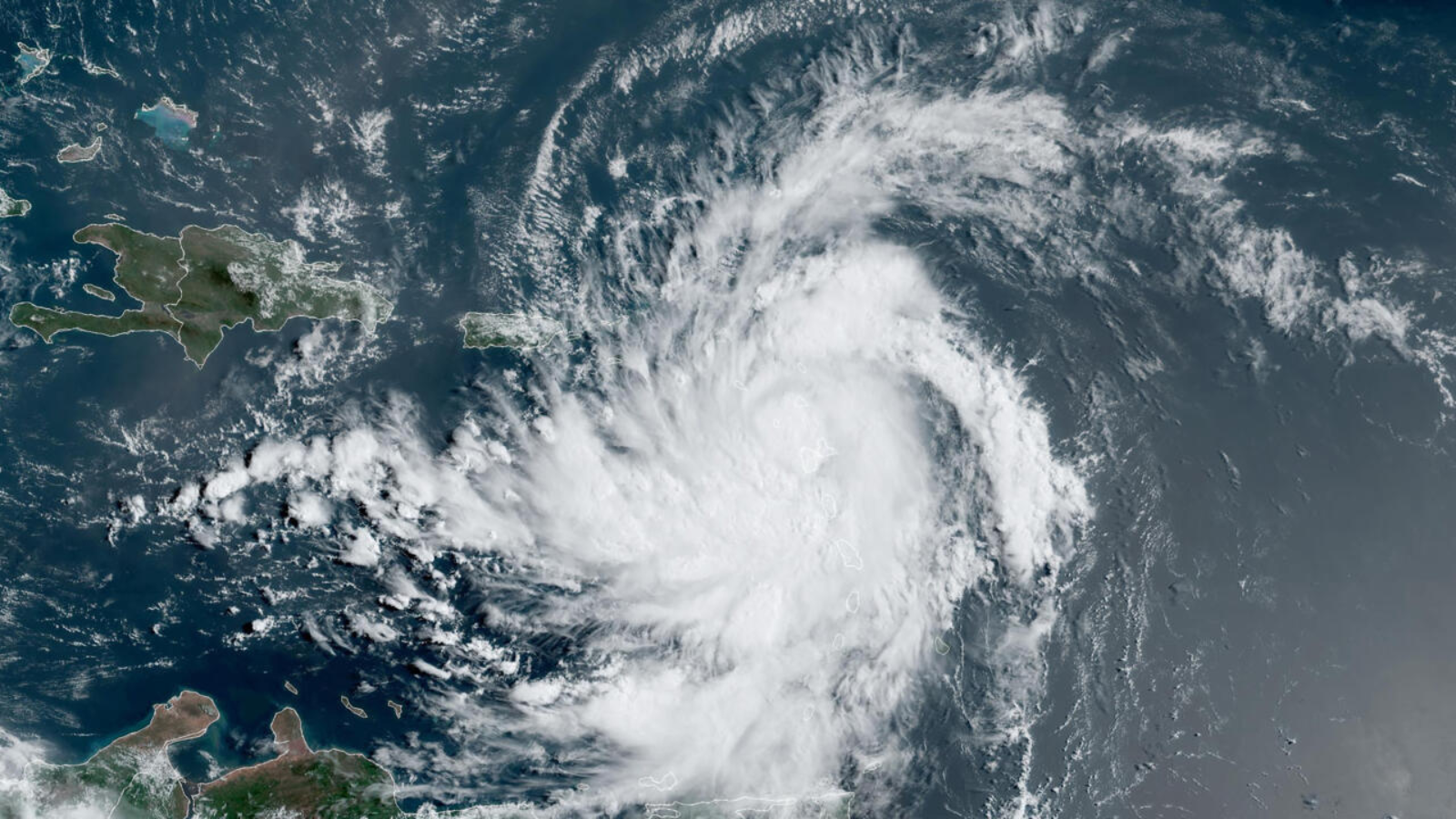 Tormenta tropical Ernesto puede convertirse en huracán tras su paso por Puerto Rico