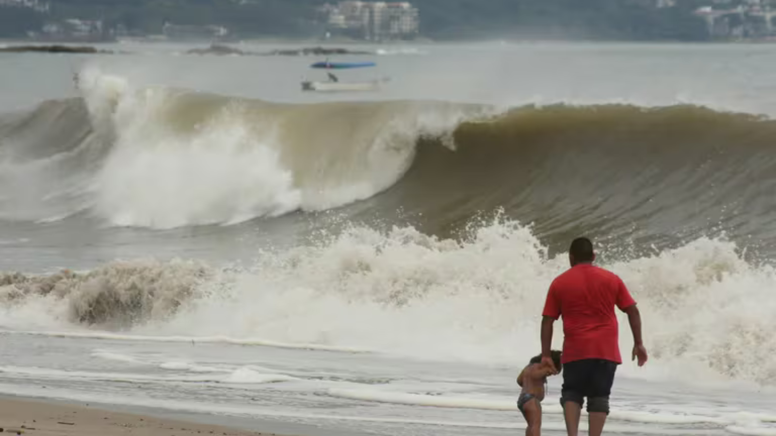 Tormenta tropical Fabio surge frente a las costas del Pacífico mexicano