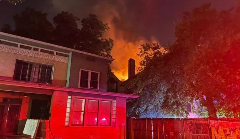 Foto | Ocho personas desalojadas por incendio en complejo de apartamentos del campus oeste