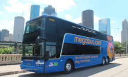 Un Megabus en funcionamiento en Houston, Texas (Cortesía de Megabus)