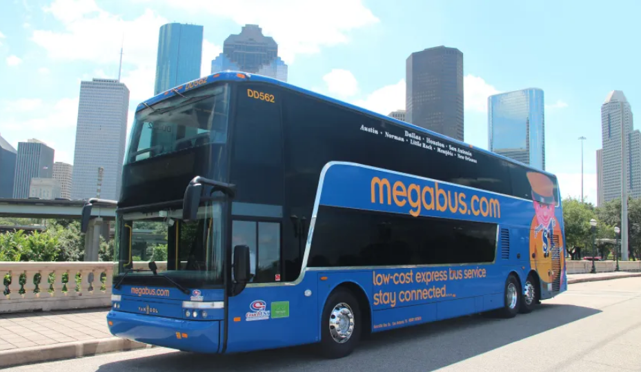 Un Megabus en funcionamiento en Houston, Texas (Cortesía de Megabus)