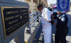 Un hombre identificado únicamente como Donald Xavier T. fue entregado el martes por México a las autoridades estadounidenses en uno de los puentes que unen El Paso, Texas, con Ciudad Juárez, México. El hombre es sospechoso de un asesinato en Pensilvania.