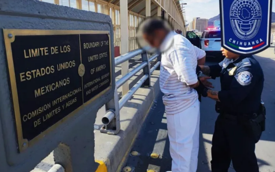 Un hombre identificado únicamente como Donald Xavier T. fue entregado el martes por México a las autoridades estadounidenses en uno de los puentes que unen El Paso, Texas, con Ciudad Juárez, México. El hombre es sospechoso de un asesinato en Pensilvania.