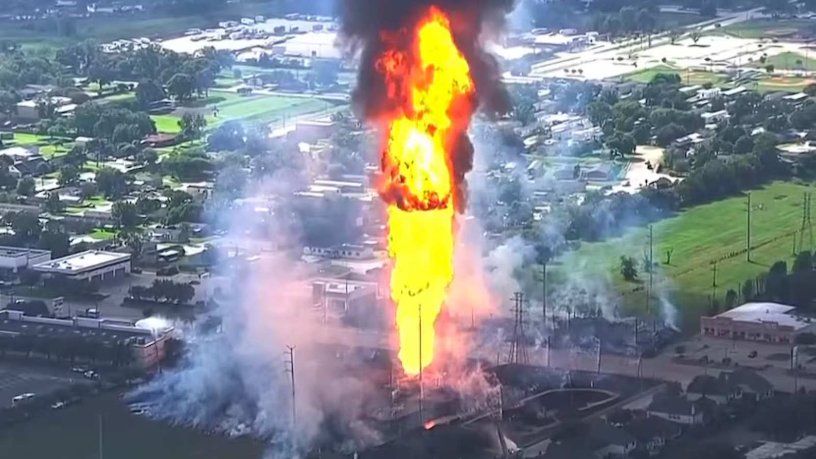 Bomberos intentan controlar el incendio de una oleoducto en La Porte, Texas