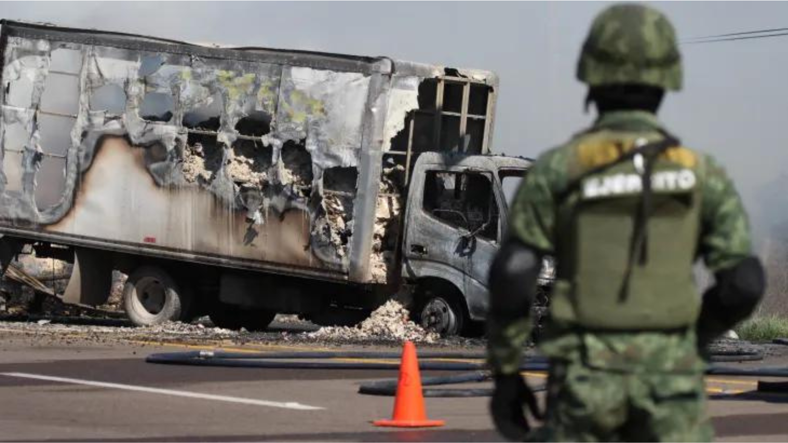 México reporta 30 detenidos y 32 muertes por narcoviolencia en Sinaloa