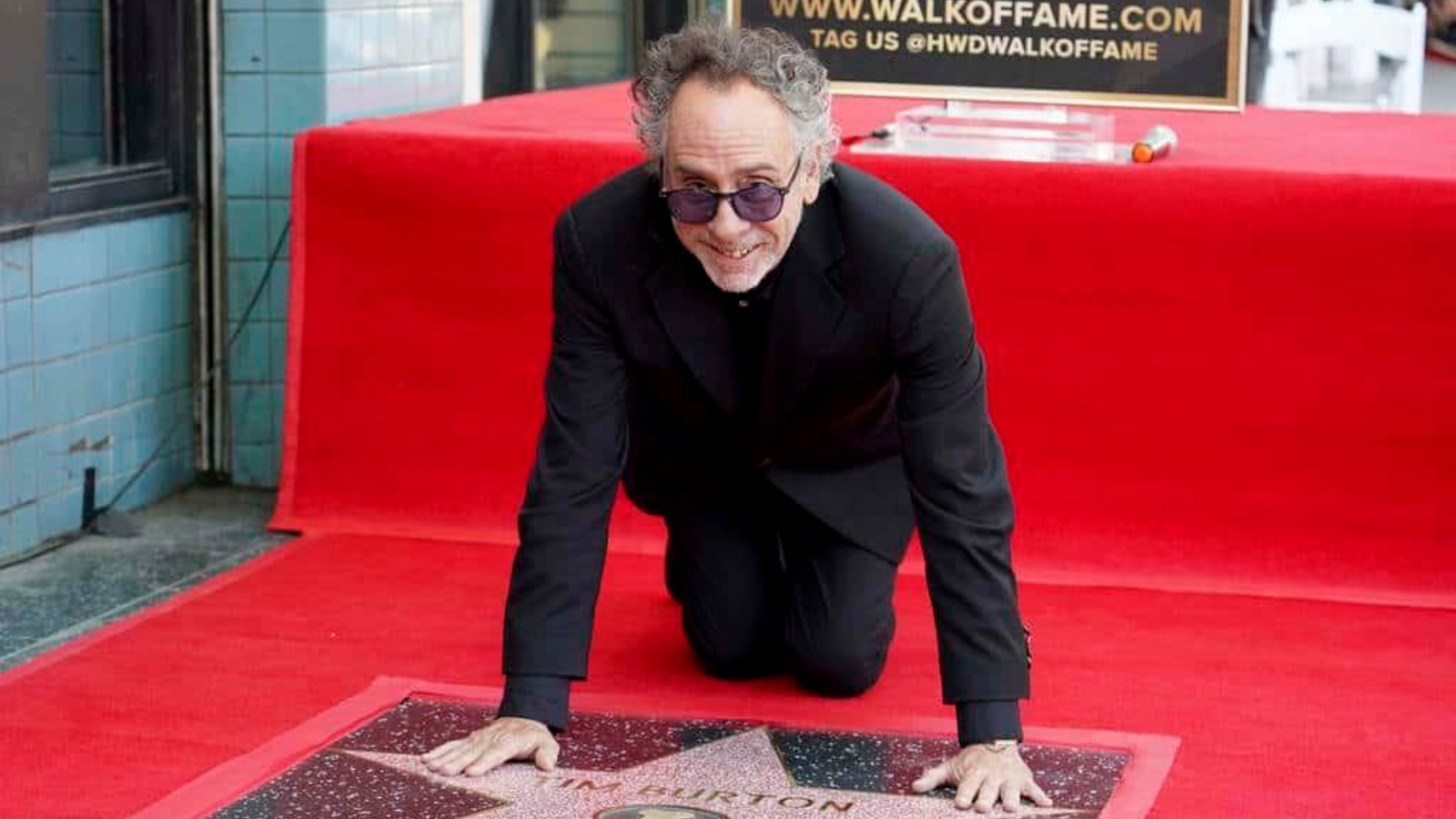 Tim Burton recibe su estrella en el Paseo de la Fama de Hollywood