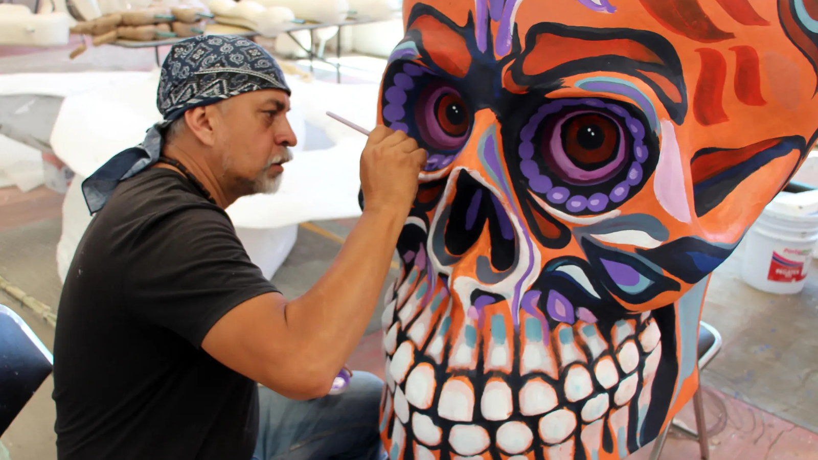 Artesanos elaboran calaveras gigantes para celebrar el Día de Muertos