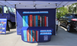 'Banned Wagon' lleva libros prohibidos gratis a una librería de Austin