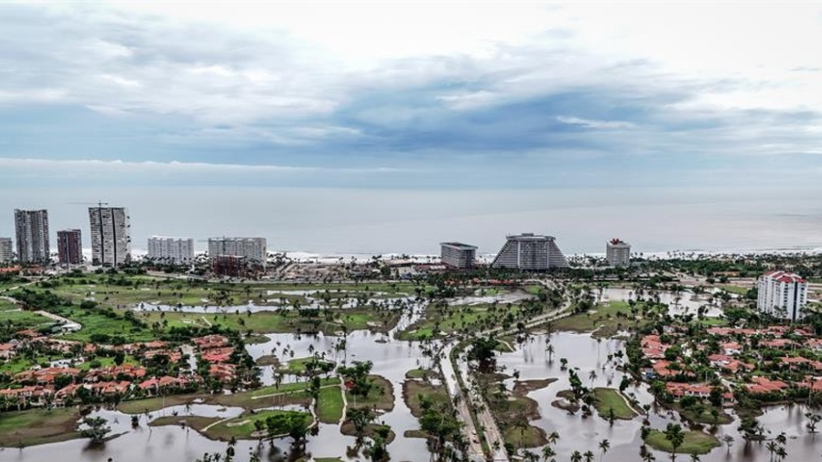 Servicios interrumpidos e inundaciones en Acapulco por el huracán John esperan a Sheinbaum