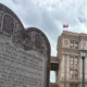 Los visitantes pasan junto a un monumento de los Diez Mandamientos en el exterior del Capitolio, en junio de 2024, en Austin, Texas. (Foto AP/Paul Weber)