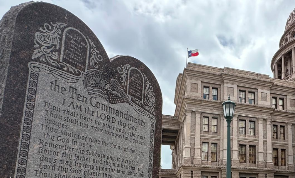 Los visitantes pasan junto a un monumento de los Diez Mandamientos en el exterior del Capitolio, en junio de 2024, en Austin, Texas. (Foto AP/Paul Weber)