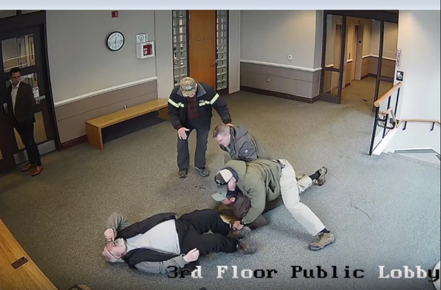 En esta imagen hecha a partir de un video proporcionado por el Poder Judicial de Nueva Hampshire el lunes 14 de abril de 2025, agentes del ICE arrestan al venezolano Arnuel S. Márquez Colmenárez, de 33 años, en un juzgado en Nashua, Nueva Hampshire, el 20 de febrero de 2025. (Poder Judicial de New Hampshire vía AP)