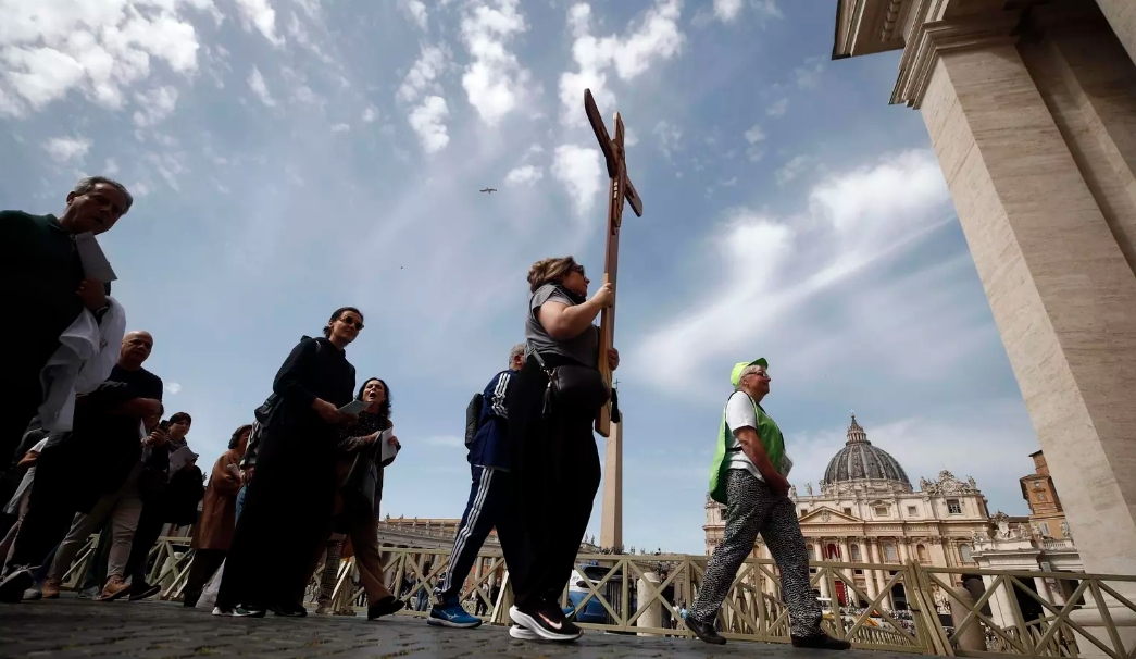 Fieles en la Plaza de San Pedro esta mañana tras conocerse el fallecimiento del Papa. / Angelo Carconi / Efe