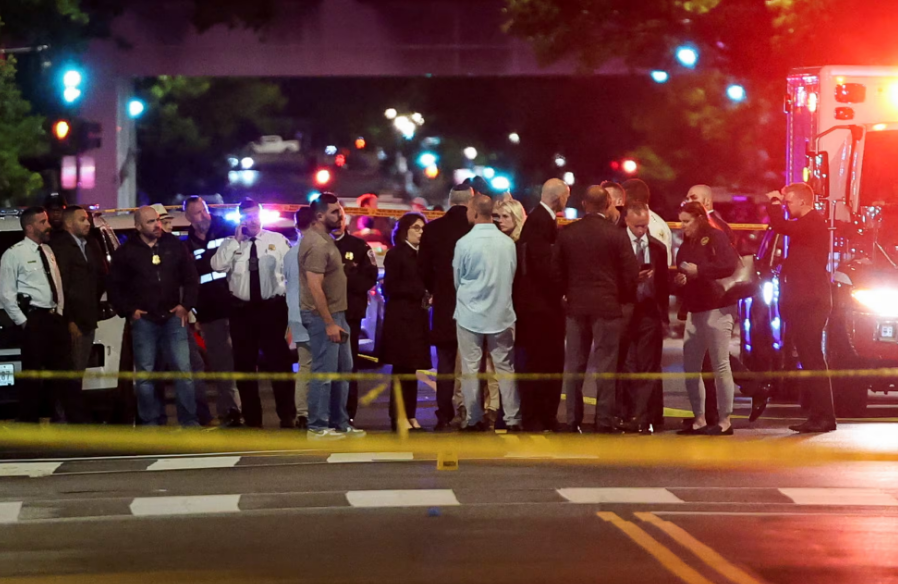Autoridades y agentes de policía en la zona del atentado. Jonathan Ernst (REUTERS)