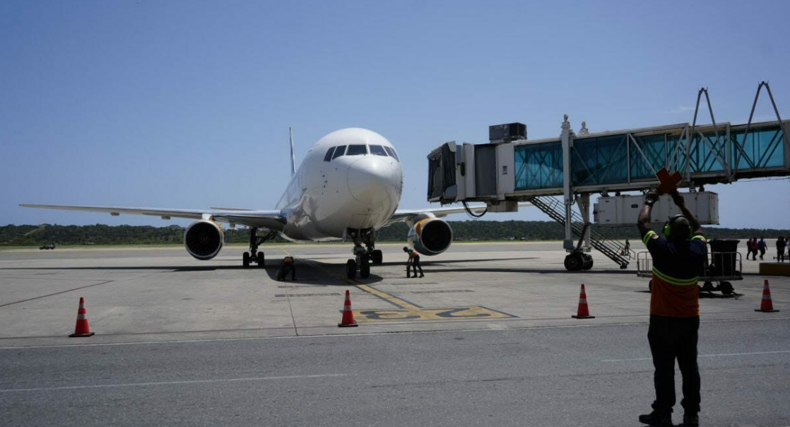 Un total de 206 venezolanos retornaron este viernes a Caracas en un vuelo procedente de Estados Unidos, según informó el PSUV | Foto: Cortesía