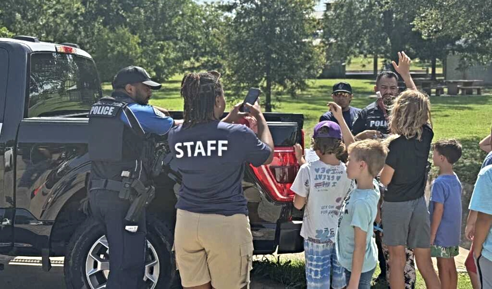 Oficiales del Distrito Central traen diversión a niños