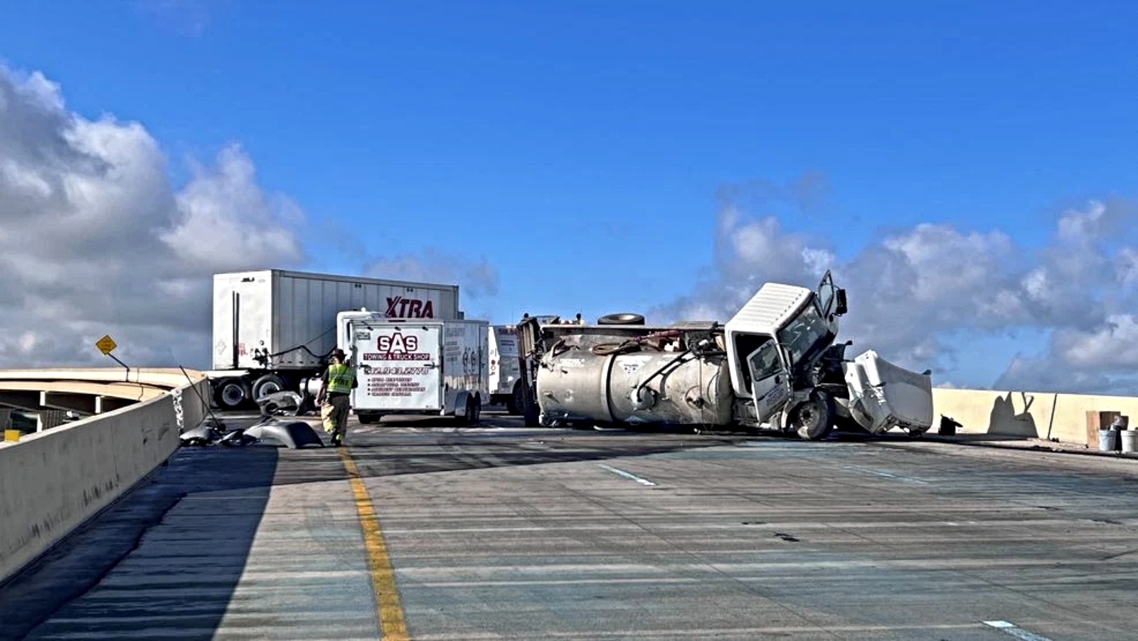 Camión cisterna volcado cierra la SH 130
