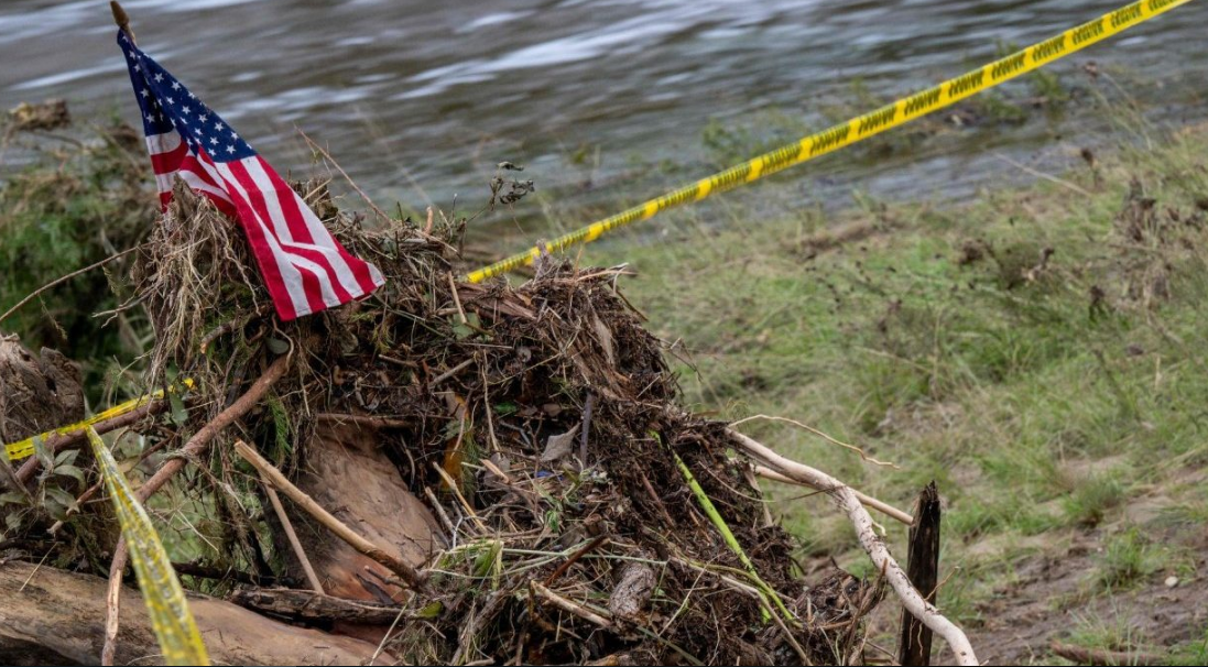 El arzobispo Gustavo García-Siller, arzobispo de San Antonio, visitó Kerrville el mismo día del desastre, ofreciendo oraciones y apoyo.