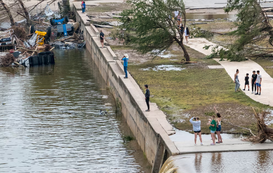 La tragedia se intensificó en la madrugada del viernes, cuando el río Guadalupe se desbordó tras intensas lluvias (AP foto/Rodolfo Gonzalez)