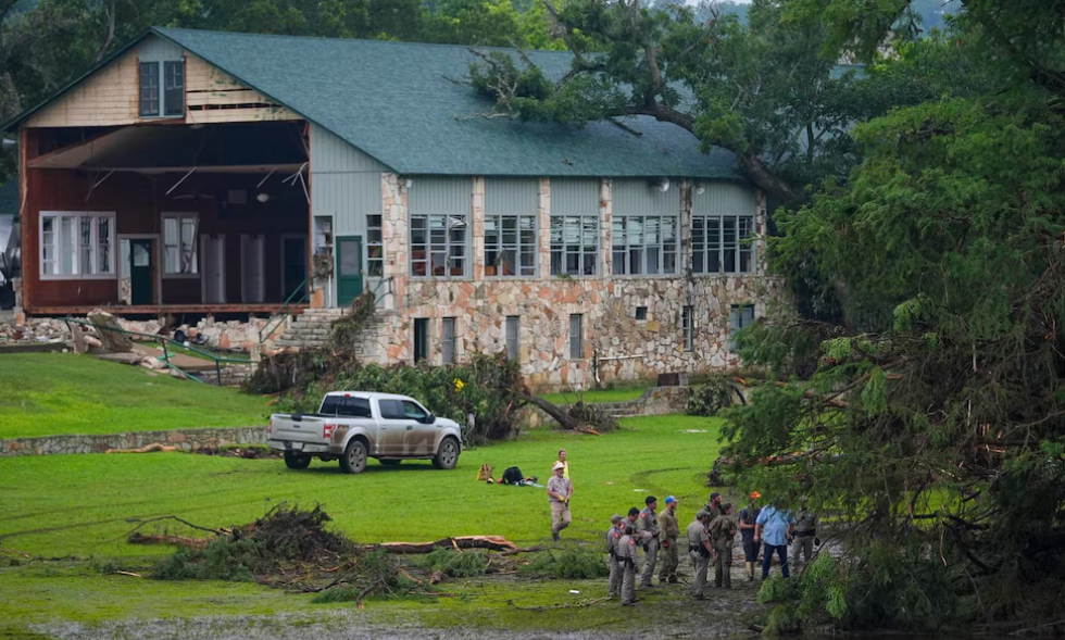 Las fuertes lluvias causaron el desbordamiento del río Guadalupe, provocando evacuaciones masivas y destrucción en comunidades enteras. (AP Photo/Julio Cortez)