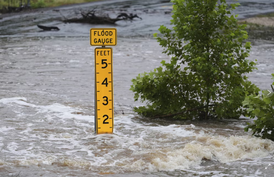 Un medidor del nivel de agua. Las inundaciones repentinas no son inusuales en esta región del sur y centro de Texas, conocida coloquialmente como “Flash Flood Alley” (Callejón de Inundaciones Repentinas). (AP)