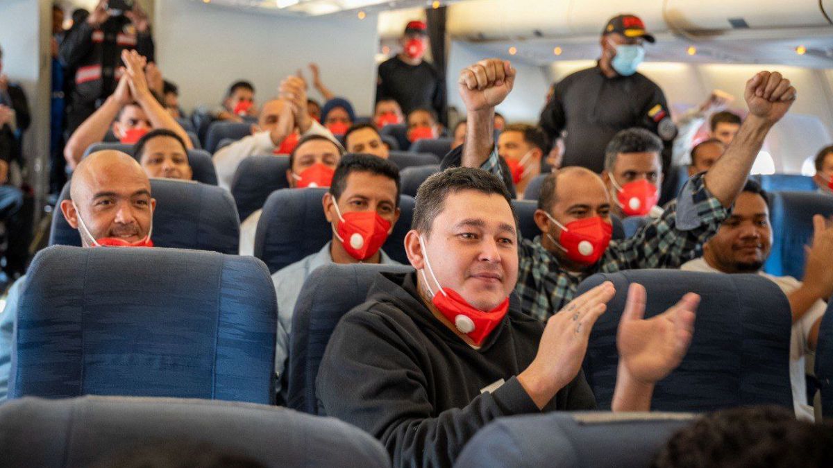 Regresan venezolanos a su pais