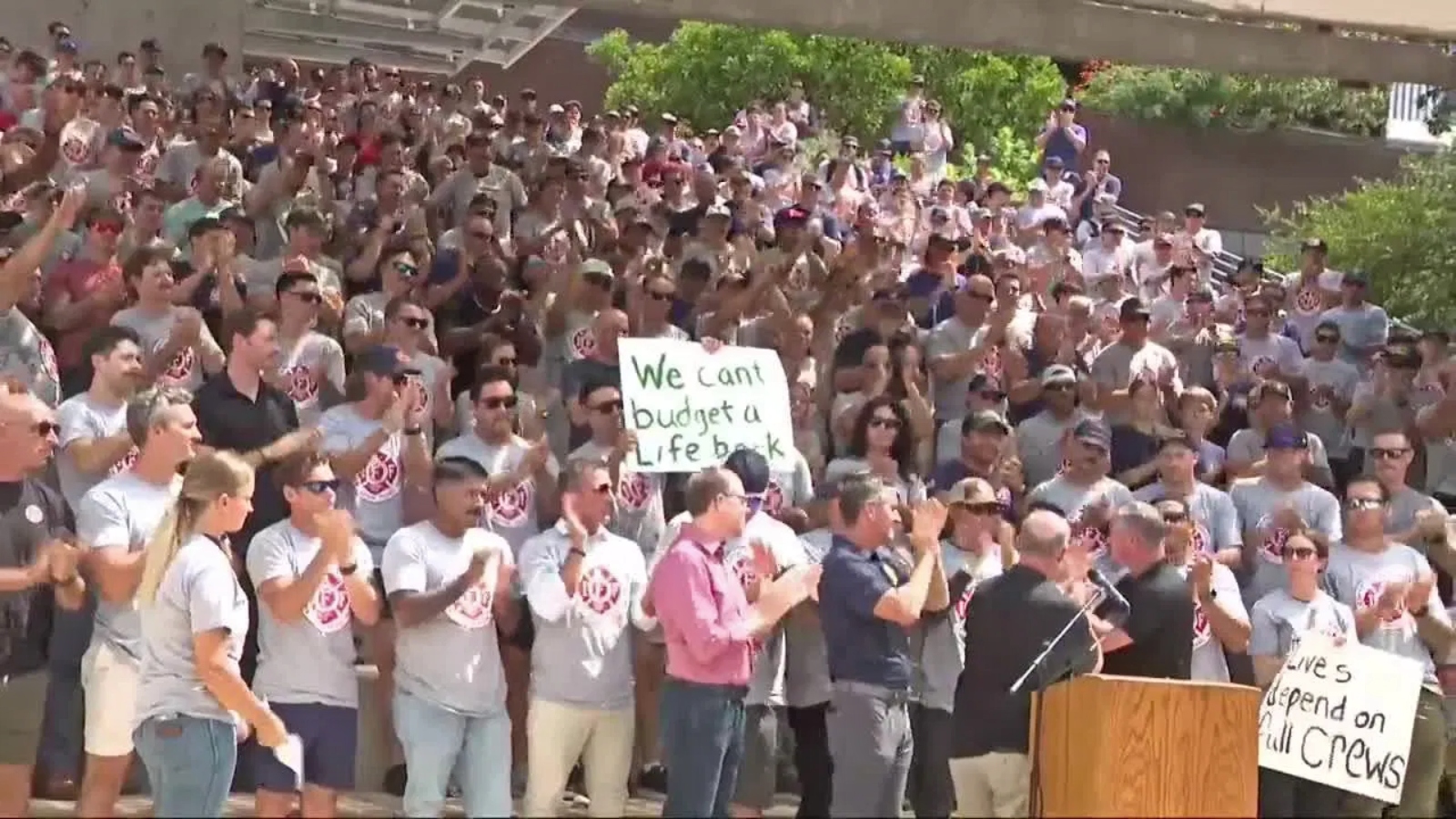 Bomberos de Austin protestan por recortes