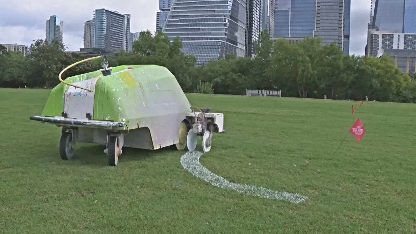 Robot autónomo pinta canchas de fútbol