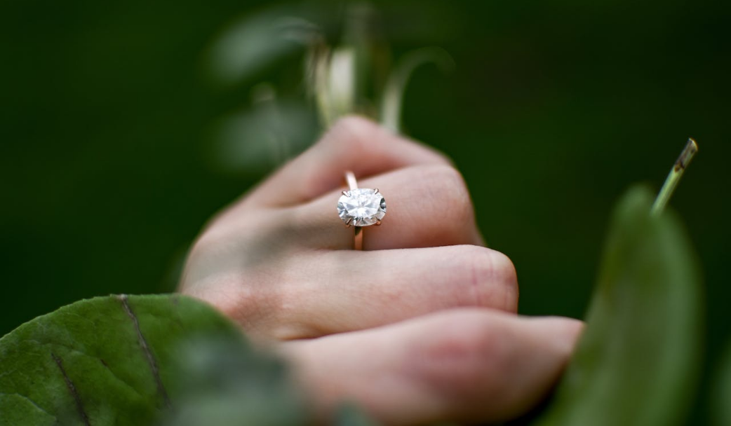 Anillo de diamante / Foto de Julissa Helmuth: Pexels