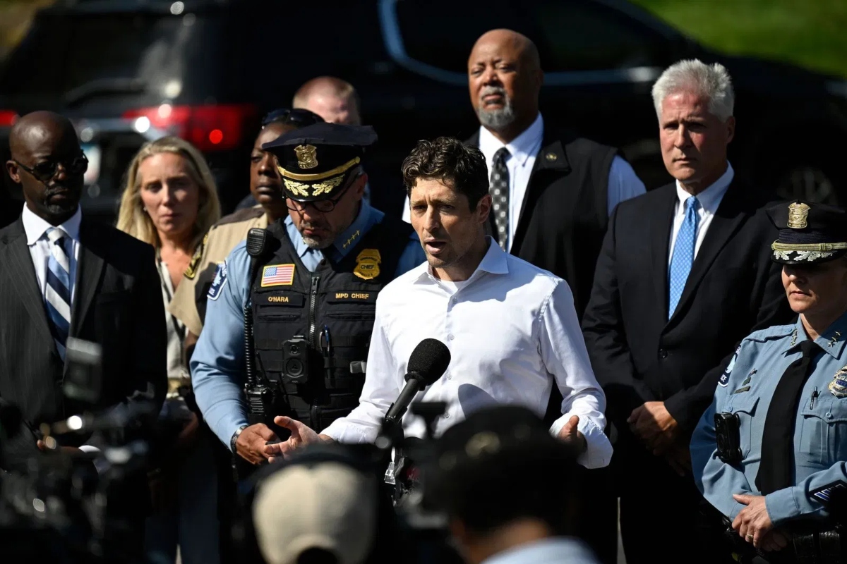 El alcalde de Minneapolis, Jacob Frey, habla con los medios tras un tiroteo masivo en la Iglesia Católica de la Anunciación el 27 de agosto de 2025 en Minneapolis