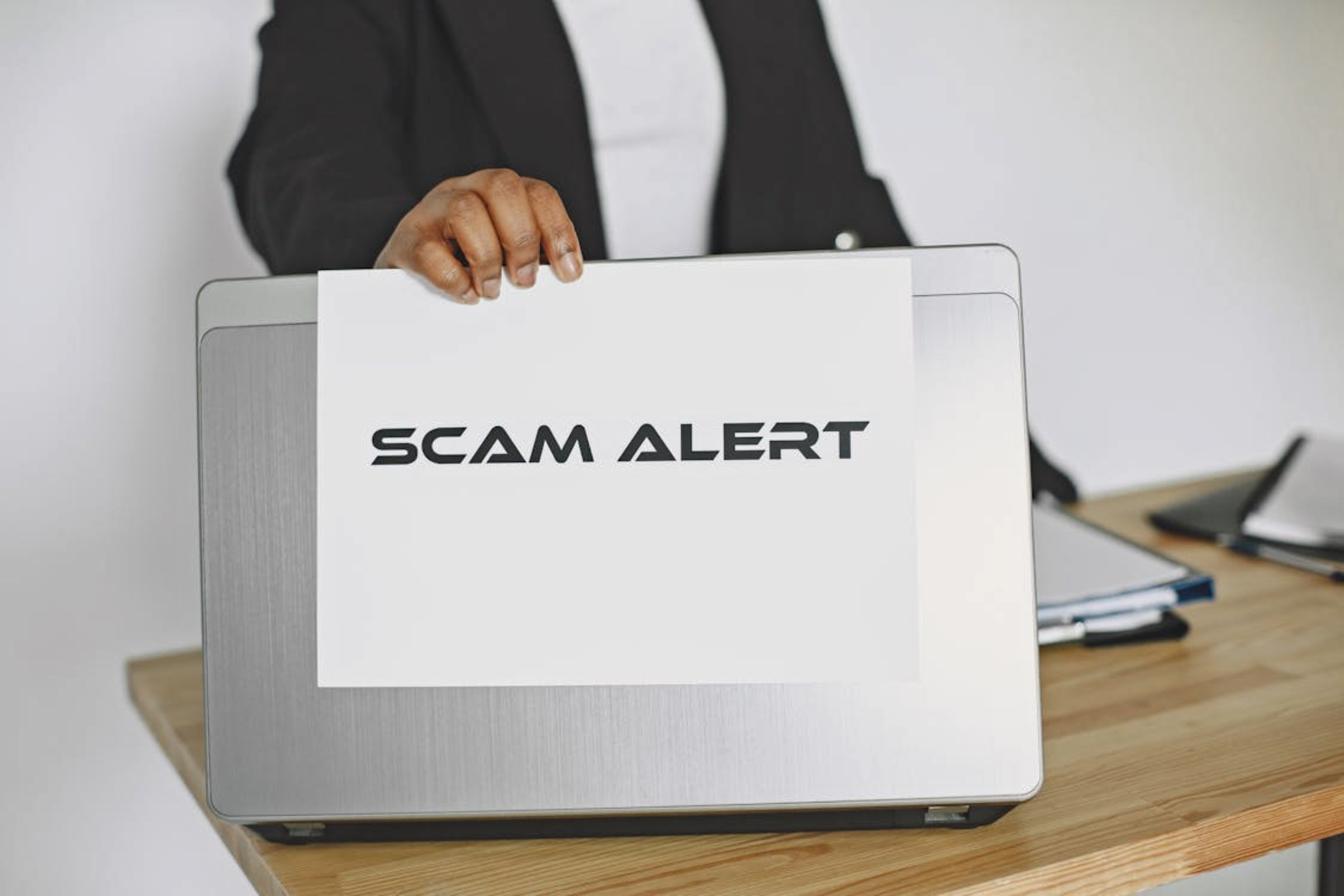 Foto de Gustavo Fring: https://www.pexels.com/es-es/foto/mano-ordenador-portatil-tecnologia-papel-5934213/