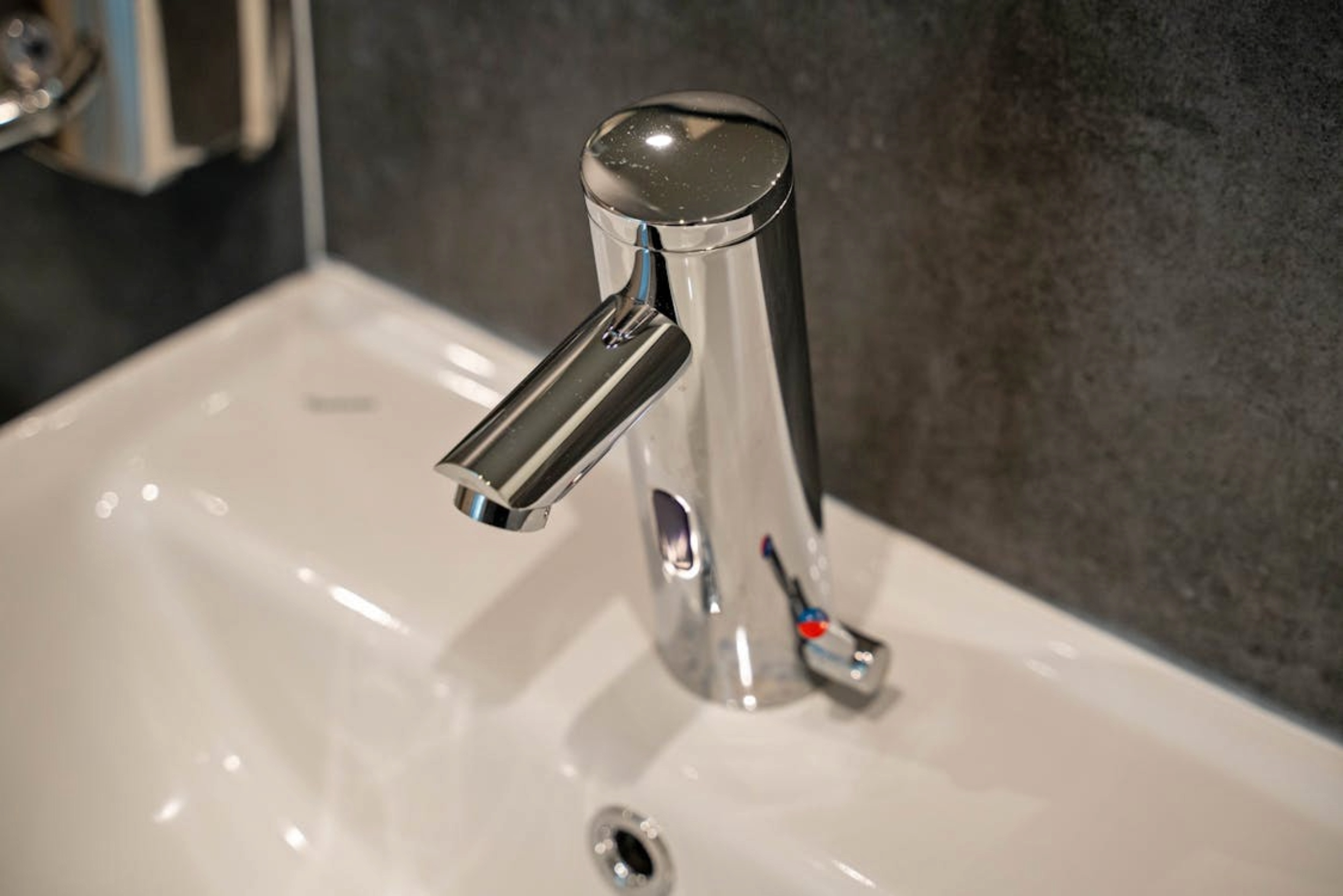 Foto de Vladimir Srajber: https://www.pexels.com/es-es/foto/grifo-acero-inoxidable-de-cerca-fregadero-de-ceramica-13963755/